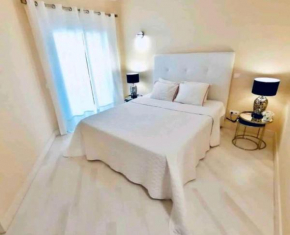 Beach & Sea Apt, Fast WIFI, Airco, Private Parking and Pool